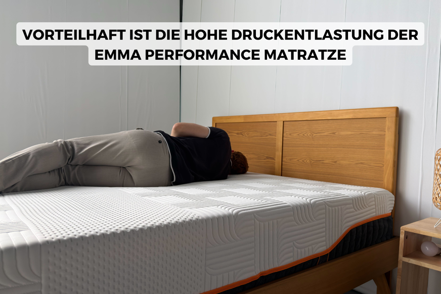 Testperson liegt seitlich auf Emma Performance Matratze